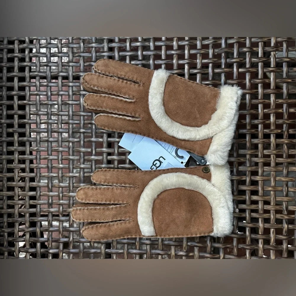UGG Seamed Sheepskin Tech Gloves in Chestnut New with Tags!